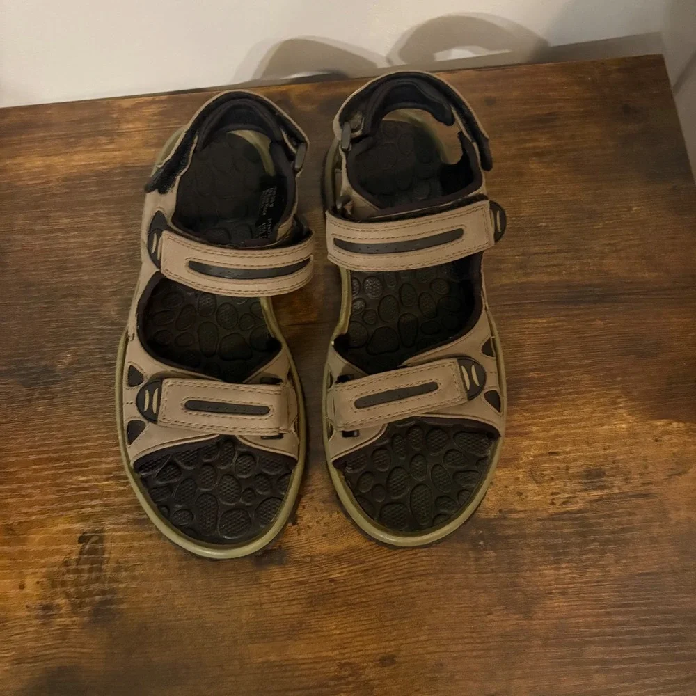 Ozark Trail Tan & Black Hobbs V Sandals Adjustable Strap Outdoor Hiking (Men 7)‎